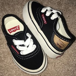 Baby Levi’s tennis shoes. Sz 4.